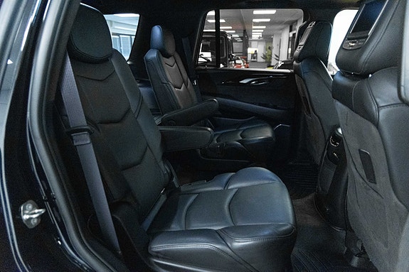 Cadillac Escalade 14 of 23