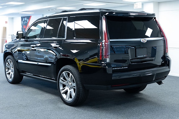 Cadillac Escalade 2 of 5