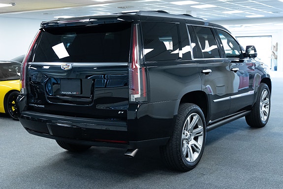 Cadillac Escalade 3 of 5