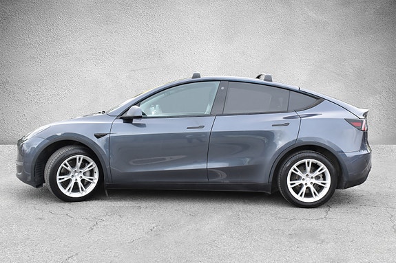 Tesla Model Y 4 of 5