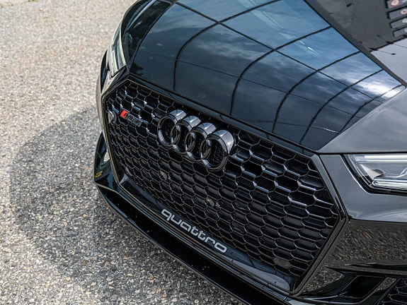 Audi RS4 3 of 5