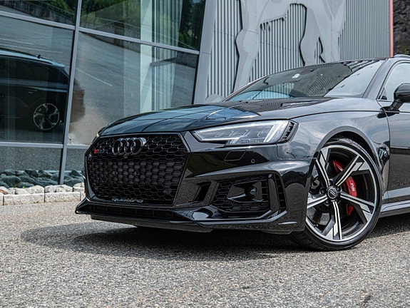 Audi RS4 2 of 5