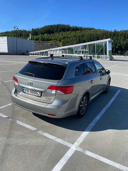Toyota Avensis 4 of 5