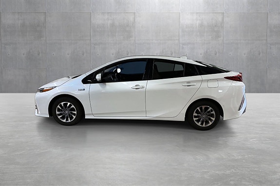 Toyota Prius Plug-in Hybrid 2 of 18