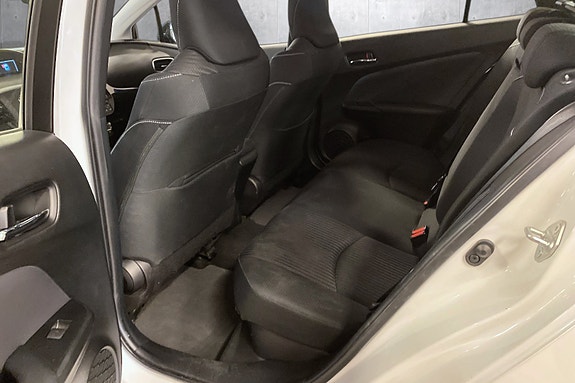 Toyota Prius Plug-in Hybrid 10 of 18