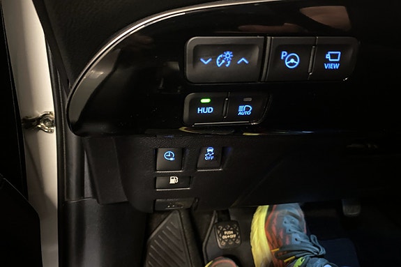 Toyota Prius Plug-in Hybrid 18 of 18