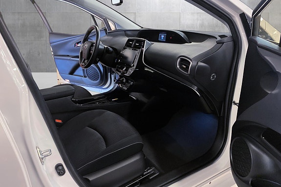 Toyota Prius Plug-in Hybrid 13 of 18