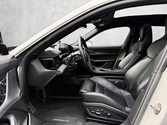 Porsche Taycan Cross Turismo 9 of 30