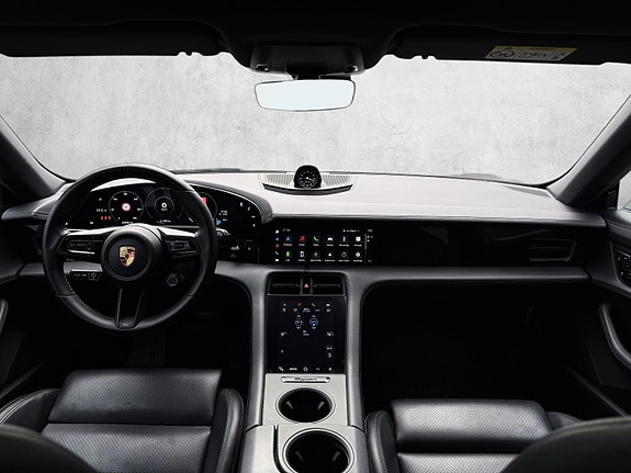Porsche Taycan Cross Turismo 16 of 30
