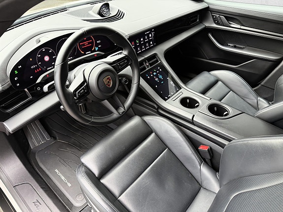 Porsche Taycan Cross Turismo 10 of 30