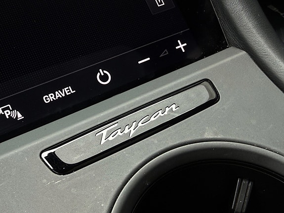 Porsche Taycan Cross Turismo 24 of 30
