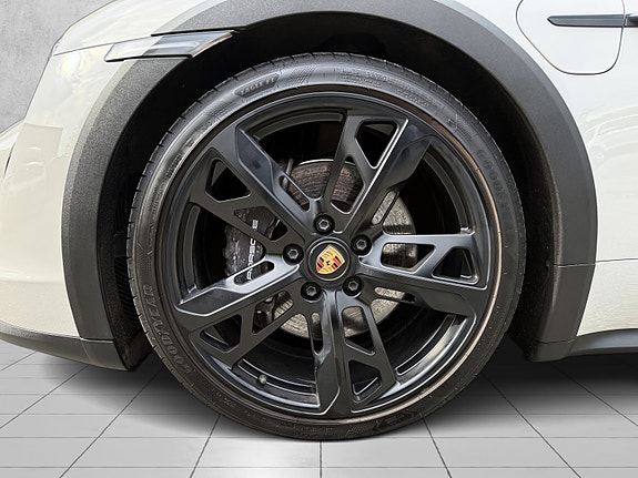 Porsche Taycan Cross Turismo 8 of 30