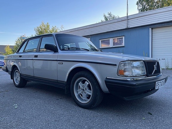 Volvo 240 2 of 5