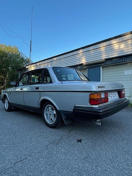 Volvo 240 3 of 5