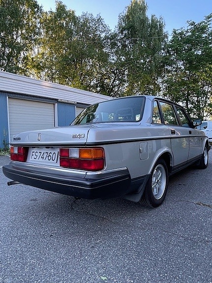 Volvo 240 4 of 5