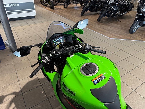 Kawasaki Ninja ZX-10R 11 of 16