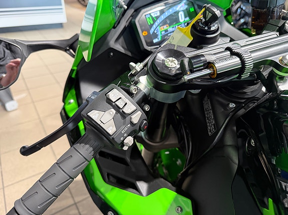 Kawasaki Ninja ZX-10R 13 of 16