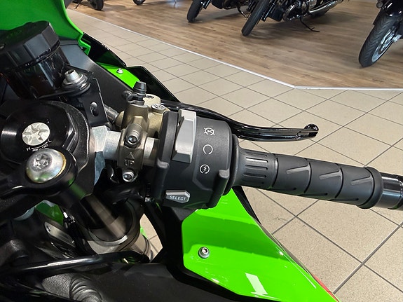 Kawasaki Ninja ZX-10R 14 of 16