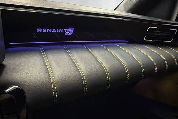 Detaljrik interiør med elegant søm og Renault-logo detalj.