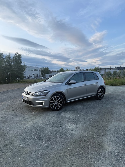Volkswagen e-Golf VII 18 of 25