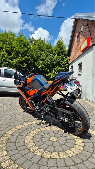 KTM RC 390 2 of 4
