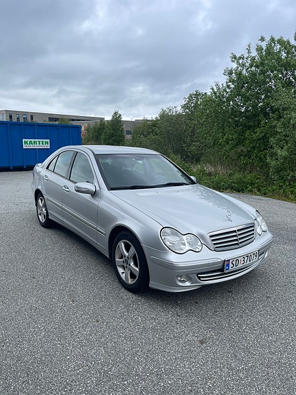 Mercedes-Benz C220 3 of 30