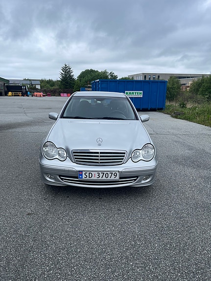 Mercedes-Benz C220 2 of 30