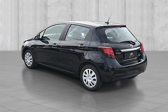 Toyota Yaris 4 of 5