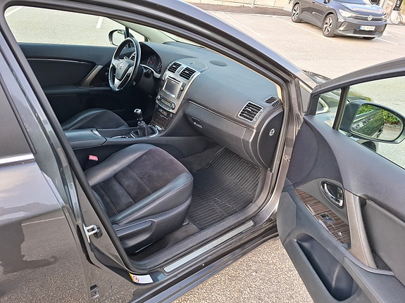 Toyota Avensis 2 of 5