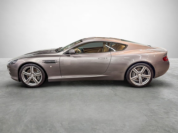 Aston Martin DB9 2 of 5
