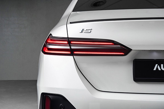 BMW i5 8 of 27