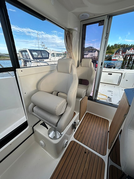 Quicksilver 755 Pilothouse 16 of 30