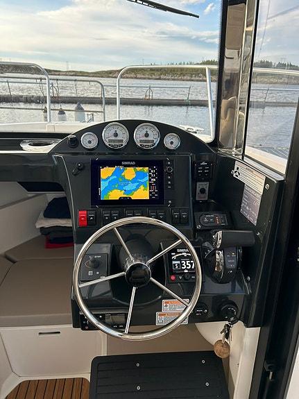 Quicksilver 755 Pilothouse 13 of 30