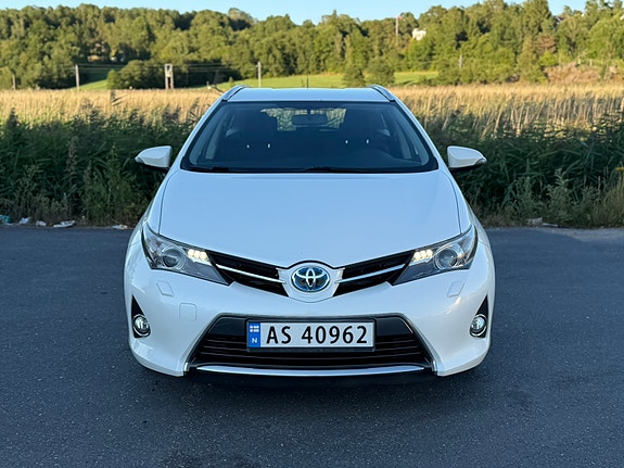 Toyota Auris 2 of 5