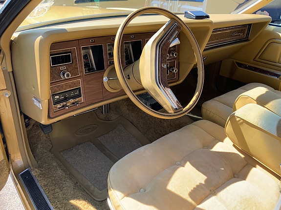 Lincoln Continental 13 of 30