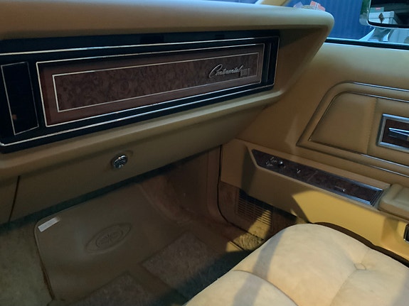 Lincoln Continental 23 of 30