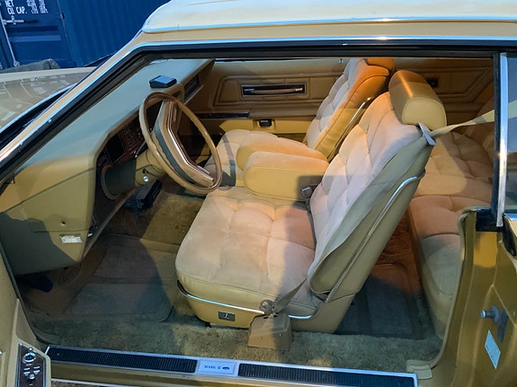 Lincoln Continental 12 of 30