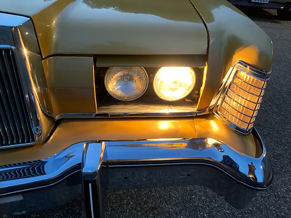 Lincoln Continental 7 of 30