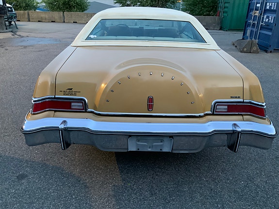 Lincoln Continental 8 of 30