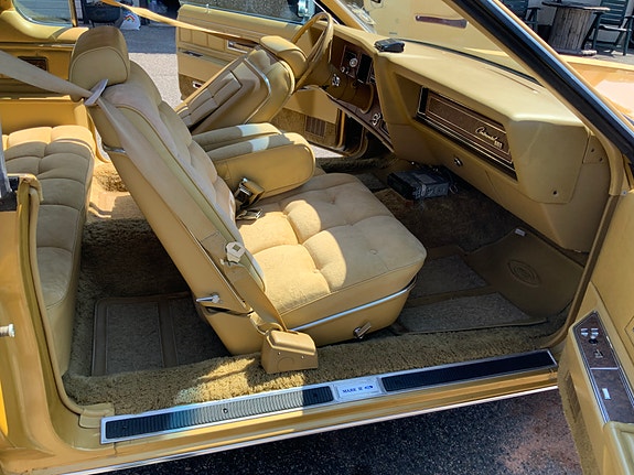 Lincoln Continental 10 of 30