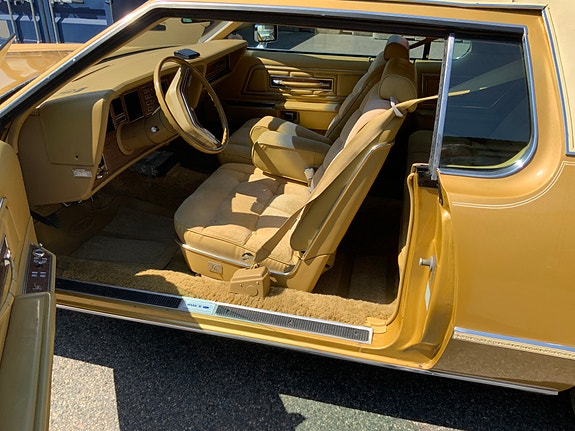 Lincoln Continental 11 of 30