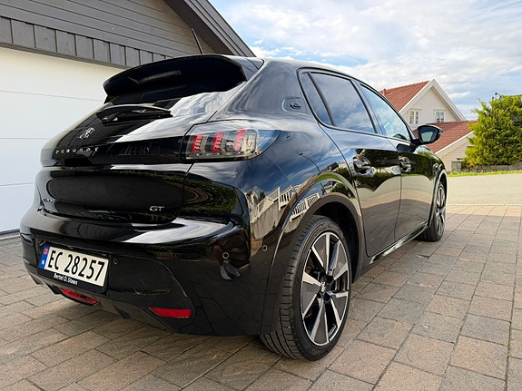 Peugeot e-208 8 of 30