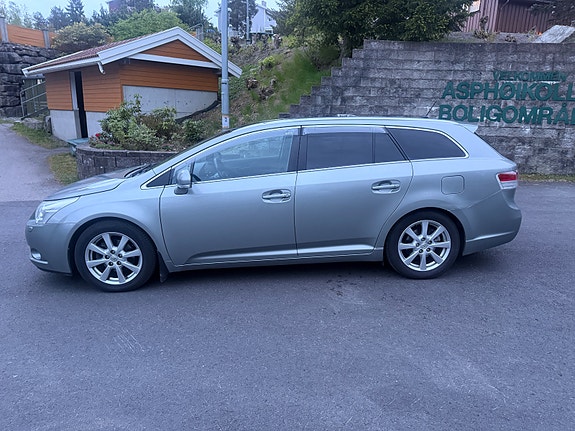 Toyota Avensis 2 of 5