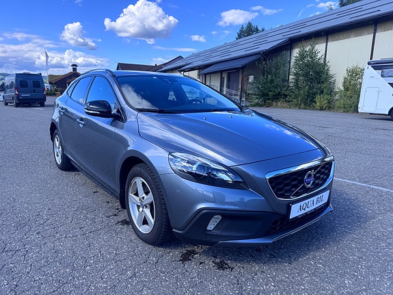 Volvo V40 Cross Country 2 of 5