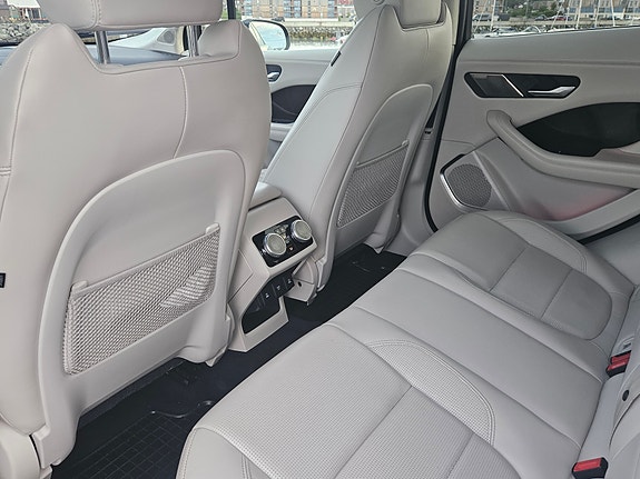 Jaguar I-PACE 18 of 30
