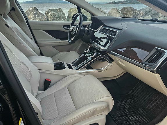 Jaguar I-PACE 22 of 30