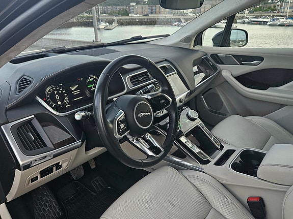 Jaguar I-PACE 12 of 30