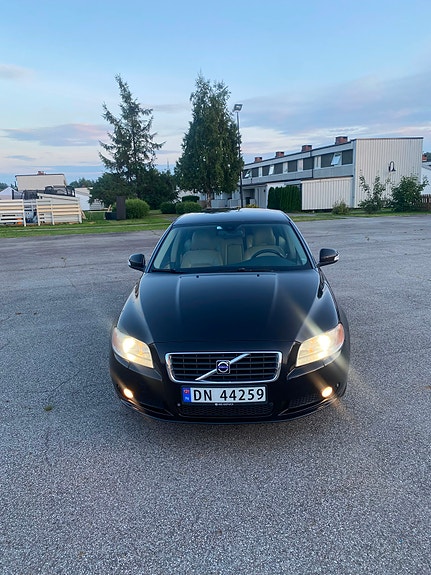 Volvo S80 3 of 5