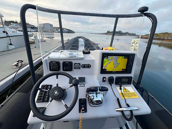 Strøken RIB (12 pass.) med 2x350hk Suzuki 8 of 8