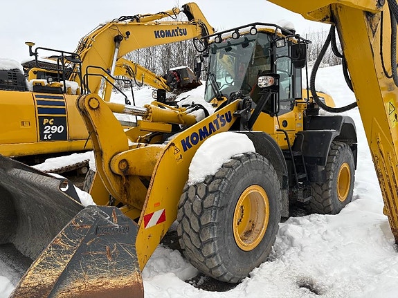 Komatsu WA 320-8 2 of 2